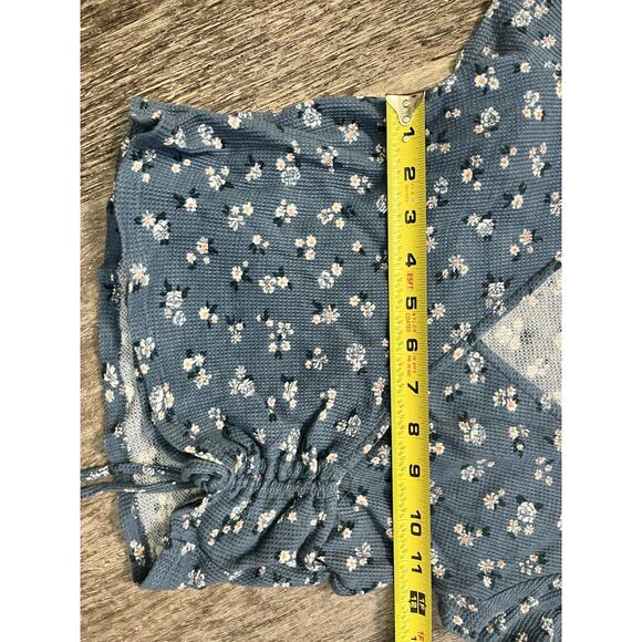 Hippie Rose Womens Size Medium Blue Floral Wrap Top Short Sleeve Tie Waist Crop - Picture 4 of 5